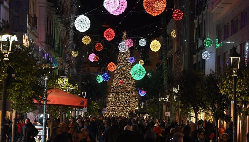 Luci d’Artista, accesi l’albero di Natale a Portanova e le luminarie alla “Rotonda”