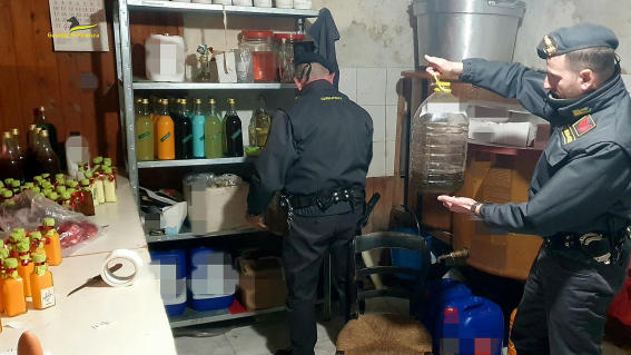 Angri, scoperta distilleria clandestina: sequestro e denuncia