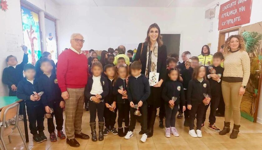 Baronissi, la sindaca in visita alle scuole per gli auguri di Natale e per portare un dono ad ogni bambino