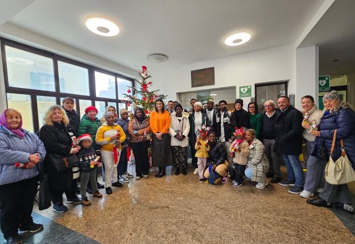  Baronissi, la sindaca Petta: “Un albero di Natale speciale: decorato con amore dagli ospiti del Sai, simbolo di solidarietà, rinascita e integrazione”