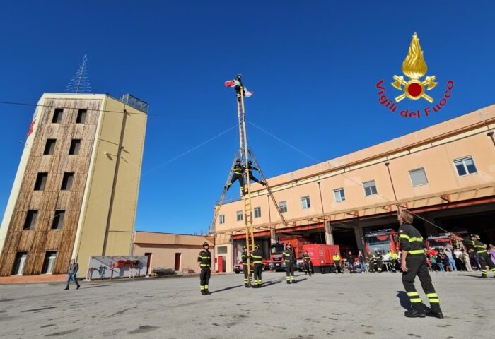 Babbo Natale viene dal cielo, festa al comando dei Vigili del Fuoco di Salerno