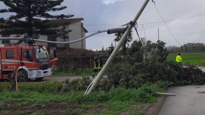 Capaccio, raffiche di vento sradicano pali telecom: paura e disagi alla viabilità