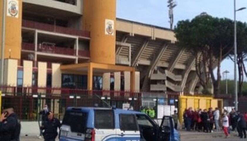 Esplosi petardi e fumogeni allo stadio Arechi durante Salernitana-Juve Stabia, 3 Daspo ai tifosi granata