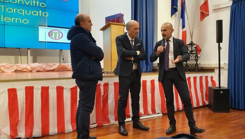 Salerno, gli ex alunni del Convitto Nazionale fanno il pieno di beneficenza