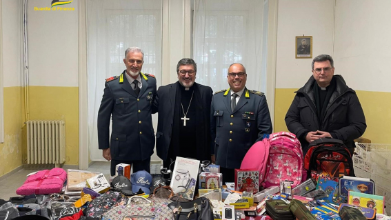 La Guardia di Finanza di Salerno dona 110mila articoli di abbigliamento alla Caritas