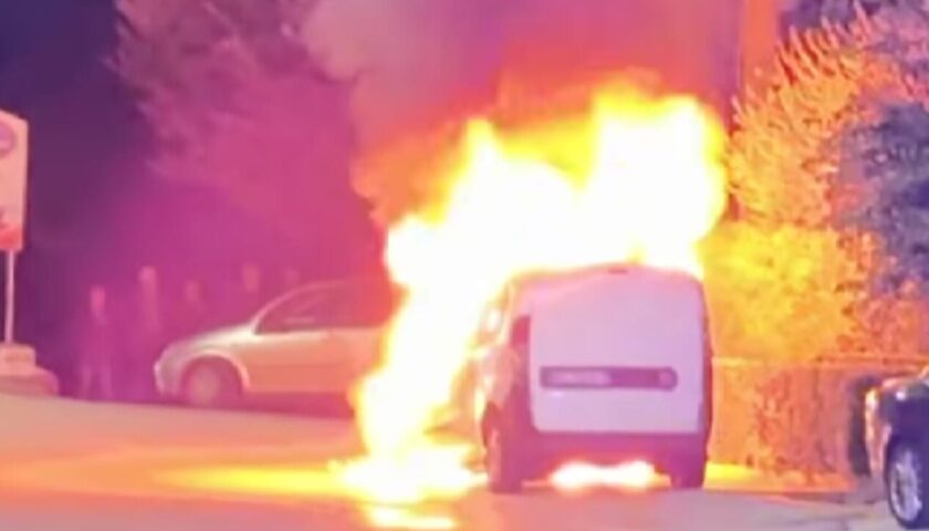 Pontecagnano Faiano, paura per un furgone a fuoco in serata a Sant’Antonio