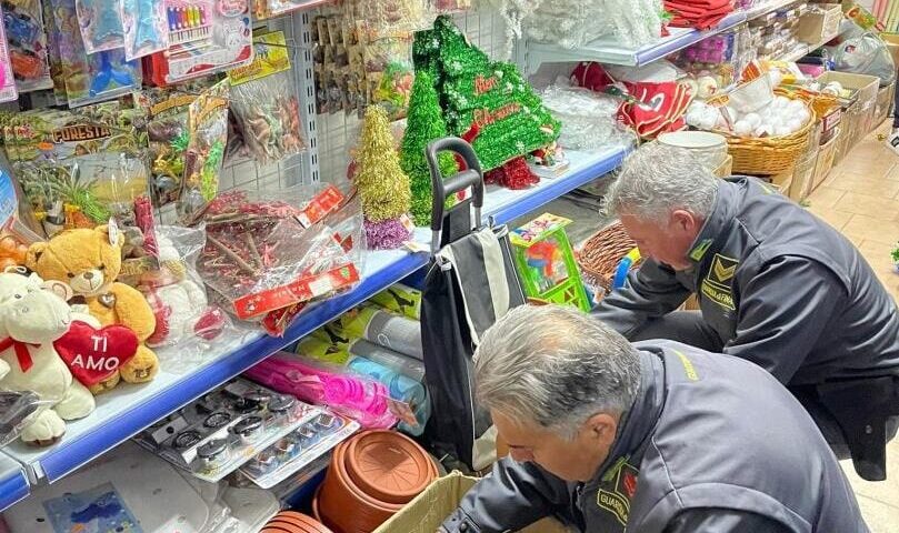 Cilento,  blitz delle Fiamme Gialle: sequestrati oltre 11mila prodotti natalizi