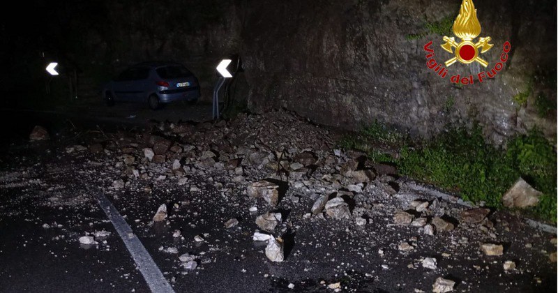 Frana sulla Statale Amalfitana, dalle 18 strada riaperta con transito alterno