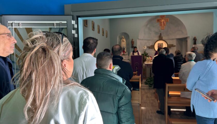 Messa e donazioni ai piccoli pazienti dell’ospedale di Polla dal vescovo De Luca e dalla Caritas di Teggiano- Policastro