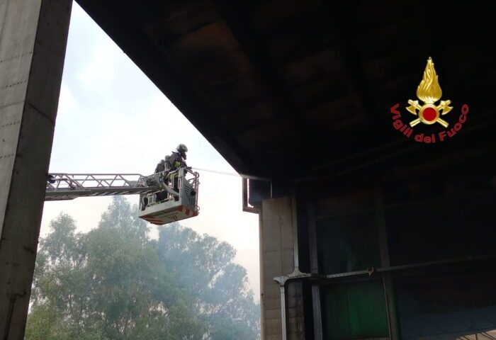 Incendio Salerno Pulita, continua il lavoro dei vigili del fuoco