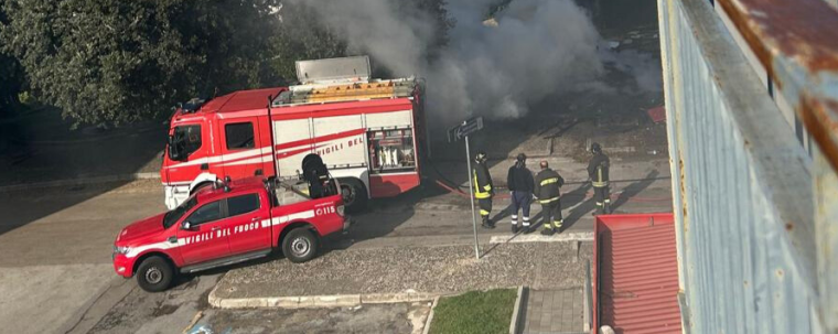 Salerno, incendio nell’area dei prefabbricati a Matierno