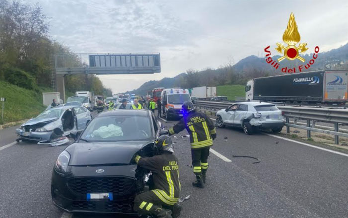Schianto sull’A2, tre auto coinvolte: grave un 47enne