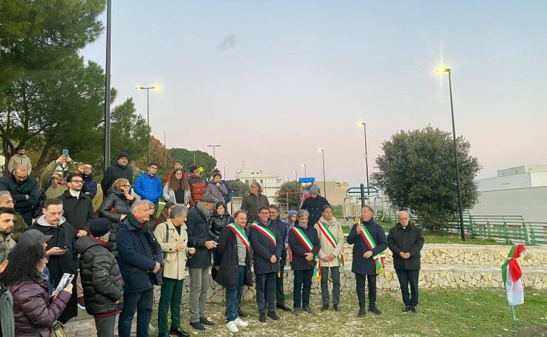 Fondazione Vassallo: “Inaugurata a Mattinata ‘La grande onda’, l’opera di 2500 bottiglie in plastica dedicata al Sindaco Pescatore”