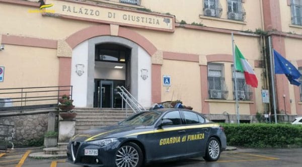 Pagani, scoperta fabbrica del falso: sigilli ad azienda che produceva articoli natalizi