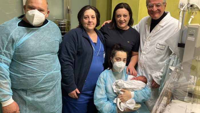 Mamma 47enne partorisce dopo 10 anni di attesa e 5 aborti