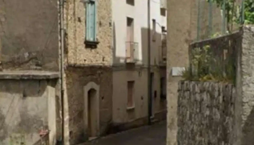 Crollo di un muretto a Piaggine, avviate le operazioni di messa in sicurezza e sgombero degli edifici