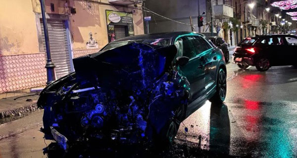 Pontecagnano, auto distrutta in un incidente: i soccorritori non trovano il conducente