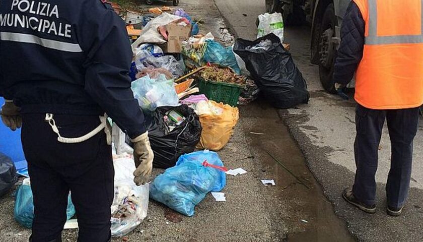 Abbandono di rifiuti, blitz nel centro storico di Eboli: nei guai 7 trasgressori, sanzioni fino a 200 euro