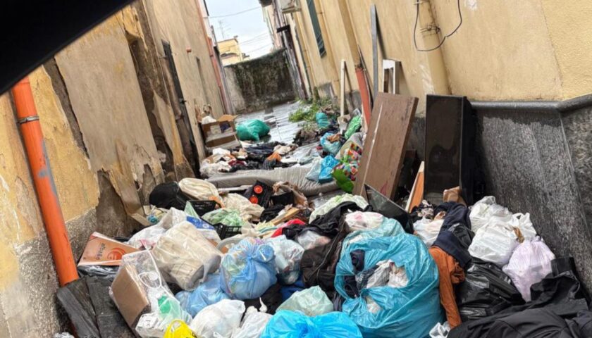 Scafati, bonificato cortile nel centro cittadino. Il sindaco: bestie che non rispettano nulla