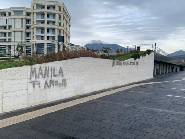 Cafoni in azione a Piazza della Libertà: muro imbrattato con lo spray