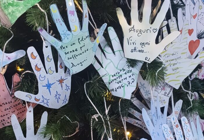 AL RUGGI L’ALBERO DELLE MANI, LUCE E SPERANZA NEL REPARTO DI SENOLOGIA