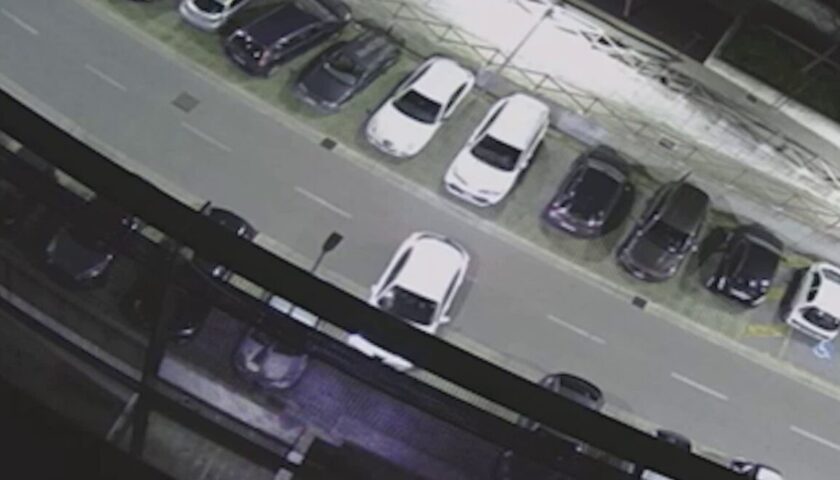 Salerno, rubata Alfa Stelvio a Pastena: ladro ripreso dalle telecamere