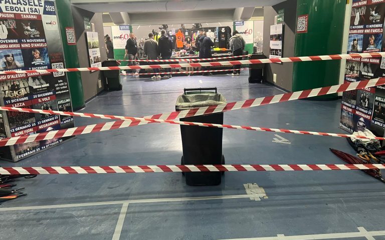 Eboli, piove nel Palasele durante il concerto di Nino D’Angelo