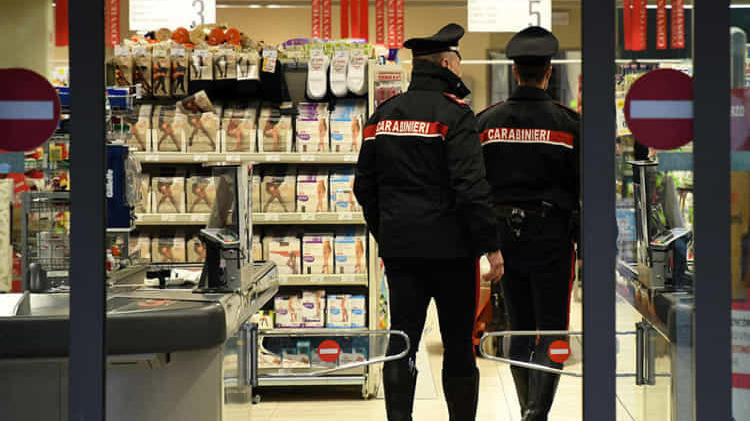 BATTIPAGLIA: TENTA DI RUBARE ALCOLICI DA UN SUPERMERCATO, ARRESTATO EXTRACOMUNITARIO