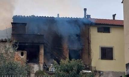 Giffoni Valle Piana, a fuoco una casa: salvato anziano