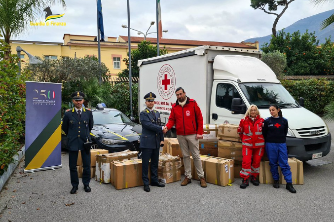 Donazione di abbigliamento della Guardia di Finanza di Nocera Inferiore alla Croce Rossa