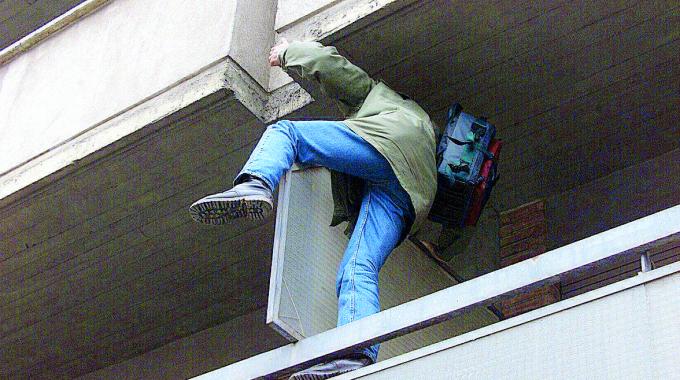 Ladri acrobati a Battipaglia, trovano proprietario in casa e fuggono