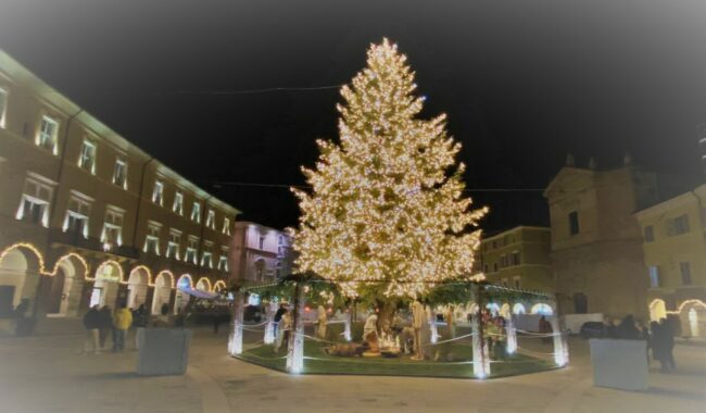 SOLIDARIETÁ, GIOCHI, CONCERTI, PRESEPI VIVENTI, NOTTE BIANCA E DISCESA DELLA BEFANA: MERCATO SAN SEVERINO ENTRA NEL MOOD NATALIZIO