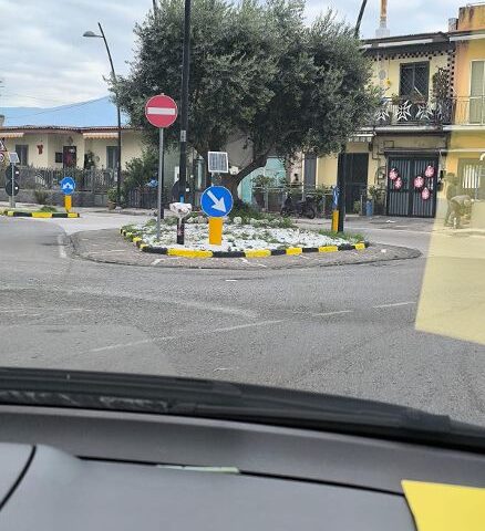 Sicurezza stradale a rischio a Scafati, la denuncia di Santocchio: “Le luci lampeggianti abbagliano i conducenti. Il Comune intervenga”
