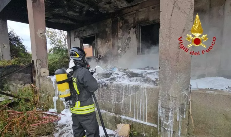 Scafati, incendio nell’ex cotonificio