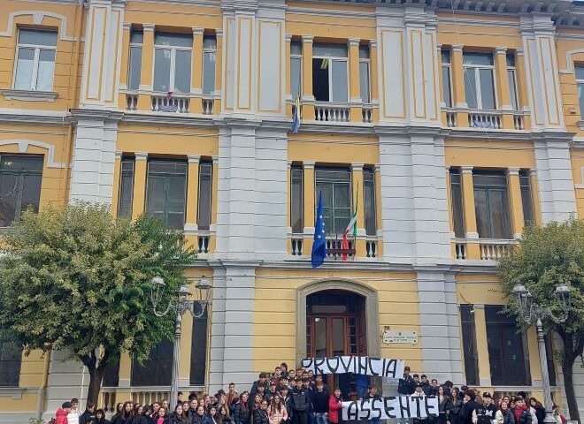 “Provincia assente”, protestano gli studenti del liceo Vico di Nocera Inferiore