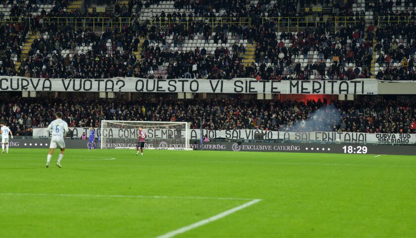 Bottiglietta in campo, Salernitana multata