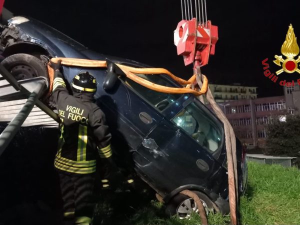 Salerno, incidente sul cavalcavia di Mercatello: auto giù nel vuoto, illeso giovane