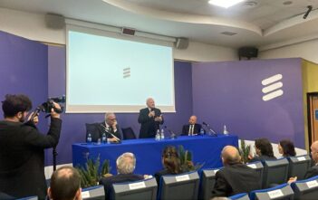 Pagani, De Luca inaugura il nuovo sito Ericsson: “Tre grandi emergenze in Italia”