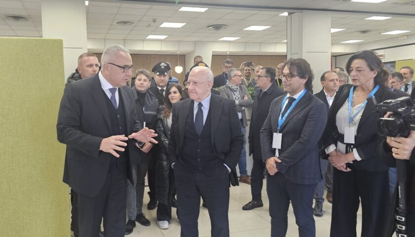 Salerno, De Luca dall’Ericsson di Pagani: “Il 30 gennaio consegniamo il cantiere del nuovo Ruggi”