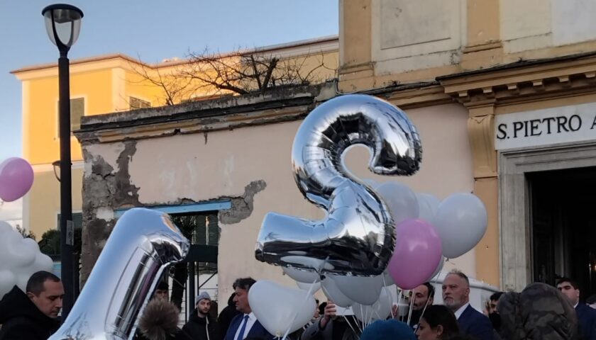 Scafati, palloncini bianchi e commozione ai funerali della 21enne morta in autostrada