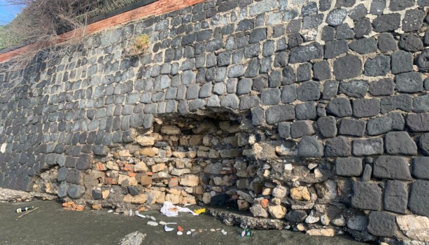 Salerno, si allarga la grotta sul lungomare di Torrione