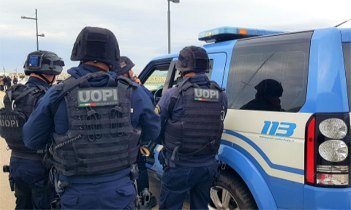 Salerno, esercitazione polizia: uomo sequestra moglie