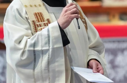 Campania, 35enne lascia il marito per il parroco