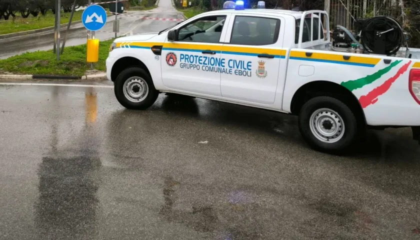 Eboli, grosso albero crolla e si abbatte sulla recinzione di un’abitazione a Campolongo
