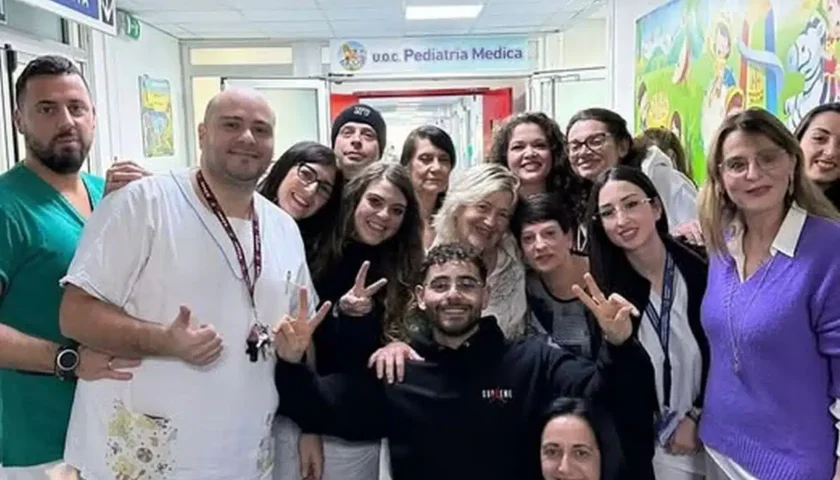 Salerno, Rocco Hunt festeggia l’Epifania con i bambini del Ruggi