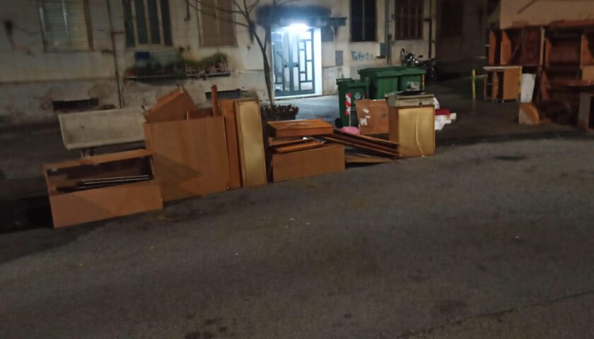 Mobili in strada, Salerno Pulita scrive a un cittadino: “Non siamo Salerno Traslochi”