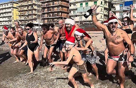 Salerno, si ripete il rito del tuffo a mare a inizio anno