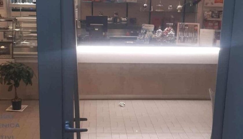 Altro furto ad Eboli, vetrine distrutte