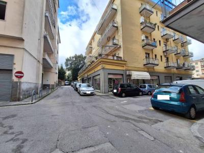Cava de’ Tirreni, poliziotto fuori servizio blocca scippatore in via Nigro