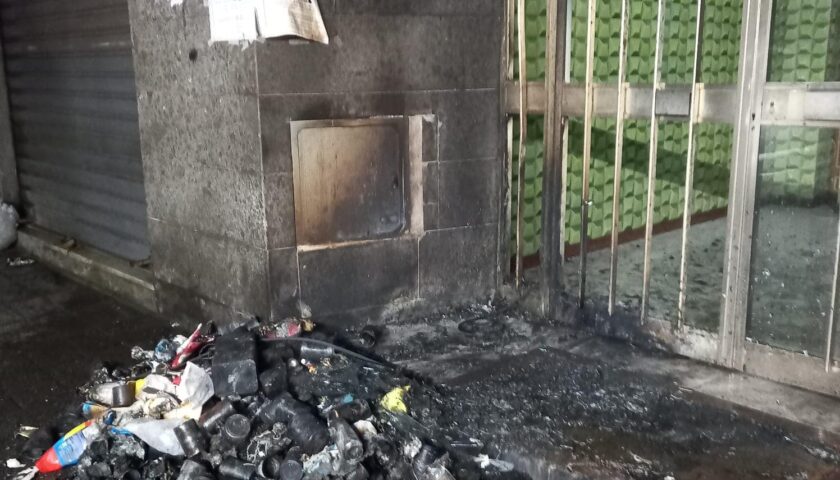 Salerno, incendio di rifiuti nei pressi di uno stabile in via Ricci: interviene anche Salerno Pulita